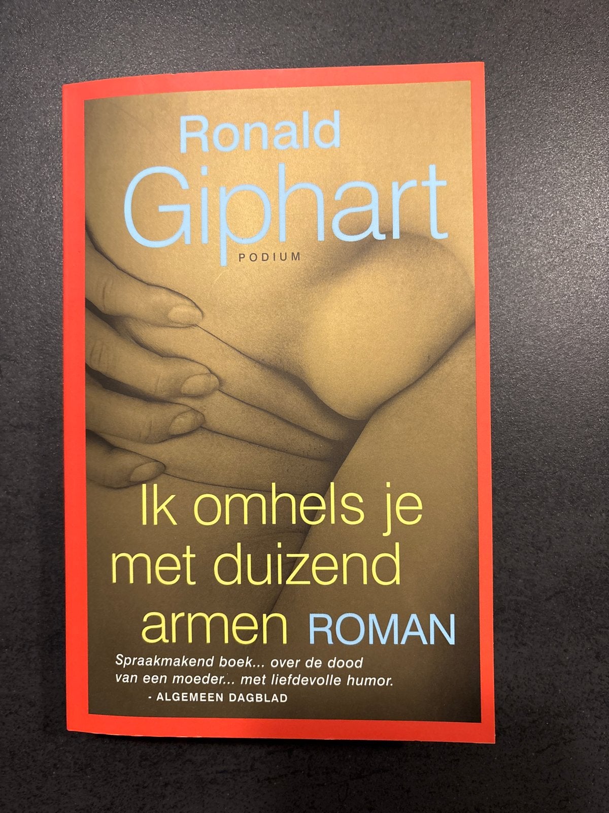 Ronald Giphart - Ik omhels je met duizend armen, Ophalen of Verzenden, Gelezen, Nederland