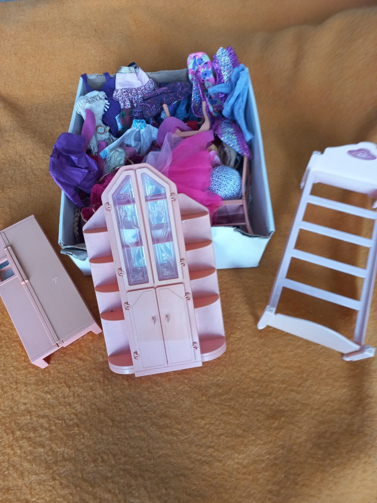 barbie spullen jaren 90. kleertjes, kasten, bed, stoelen en, Verzamelen, Ophalen, Gebruikt