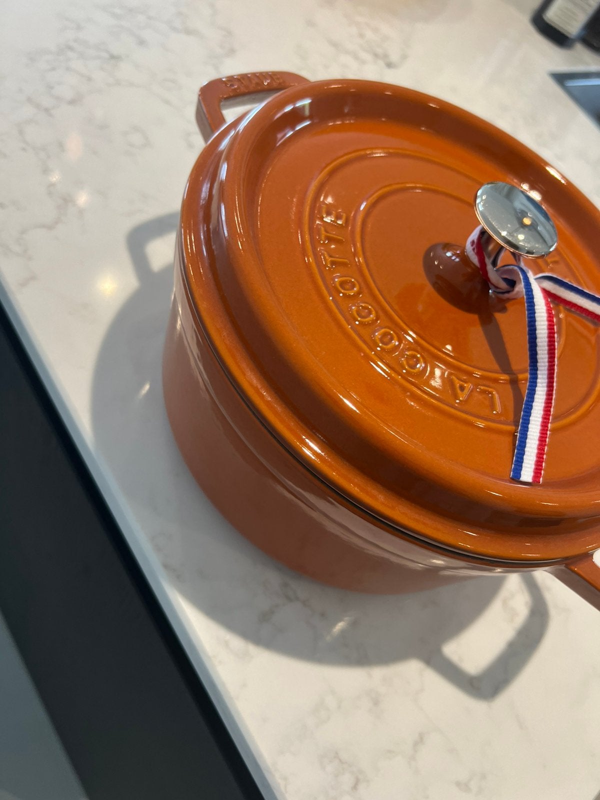 Staub La Cocotte 24 cm Kaneel, heel goede staat, Met handvatten, Ophalen of Verzenden, Zo goed als nieuw, Staub