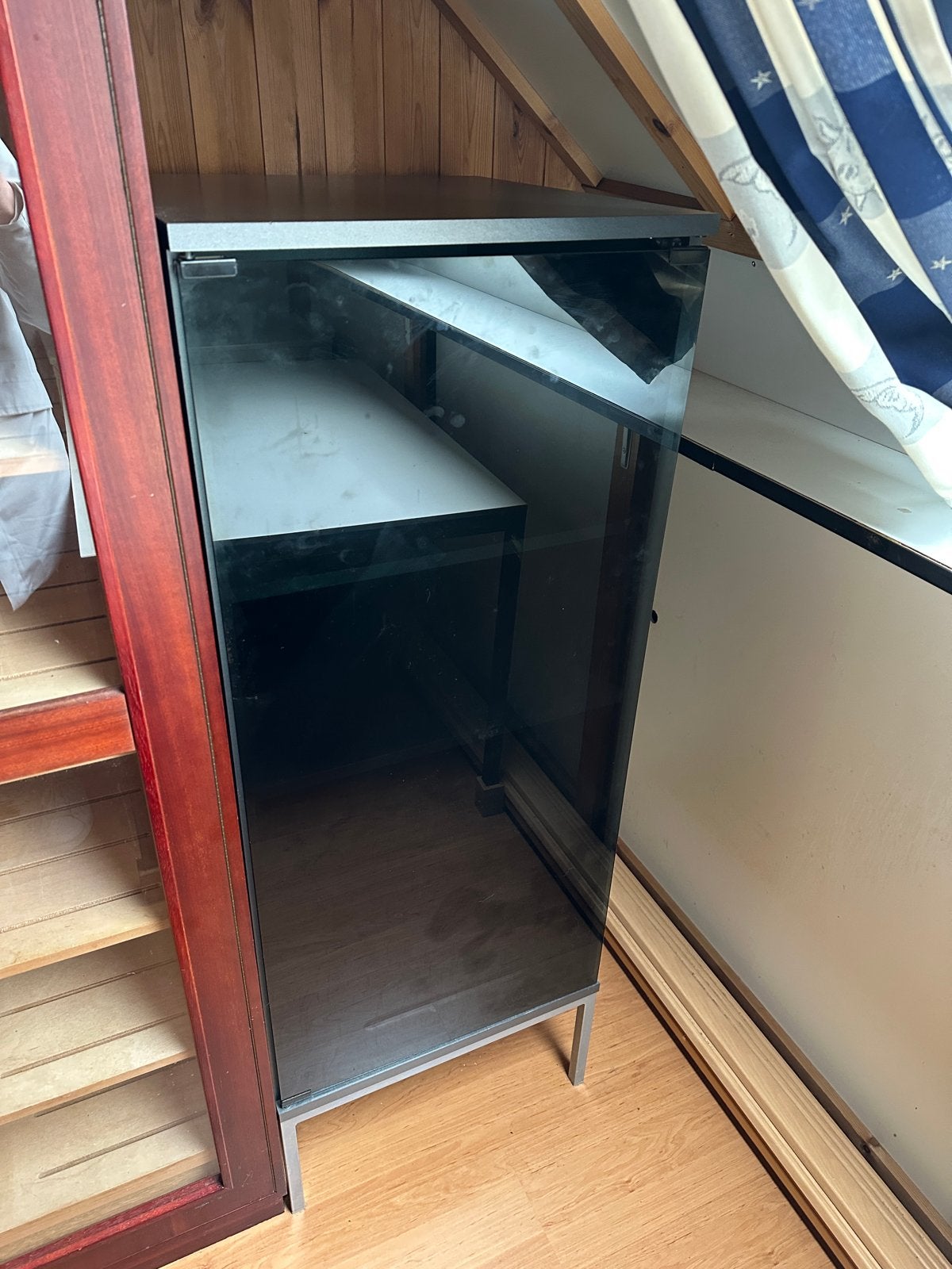 Modern glazen kabinet met planken, Huis en Inrichting, Ophalen, Minder dan 50 cm, Gebruikt, Glas