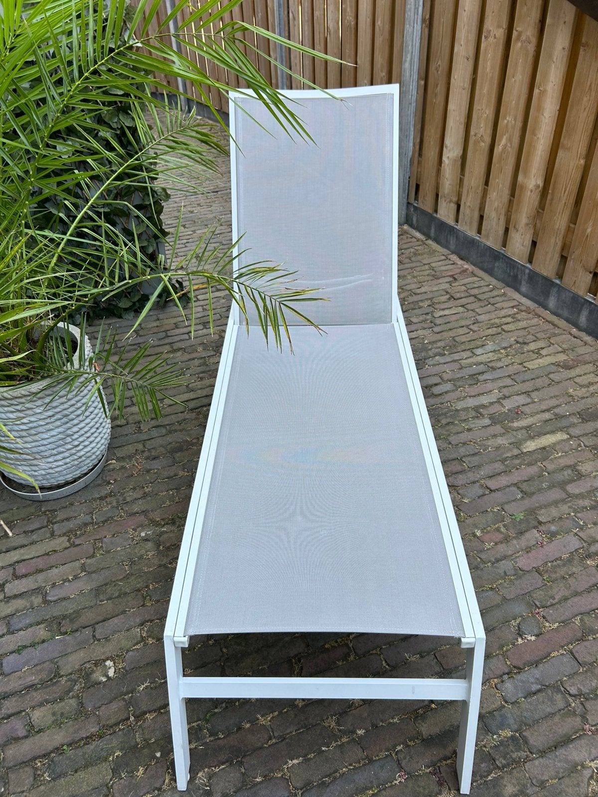 1 of 2 ligbedden (wit) - Merk: Bellagio, Ophalen, Gebruikt, Aluminium, Verstelbaar