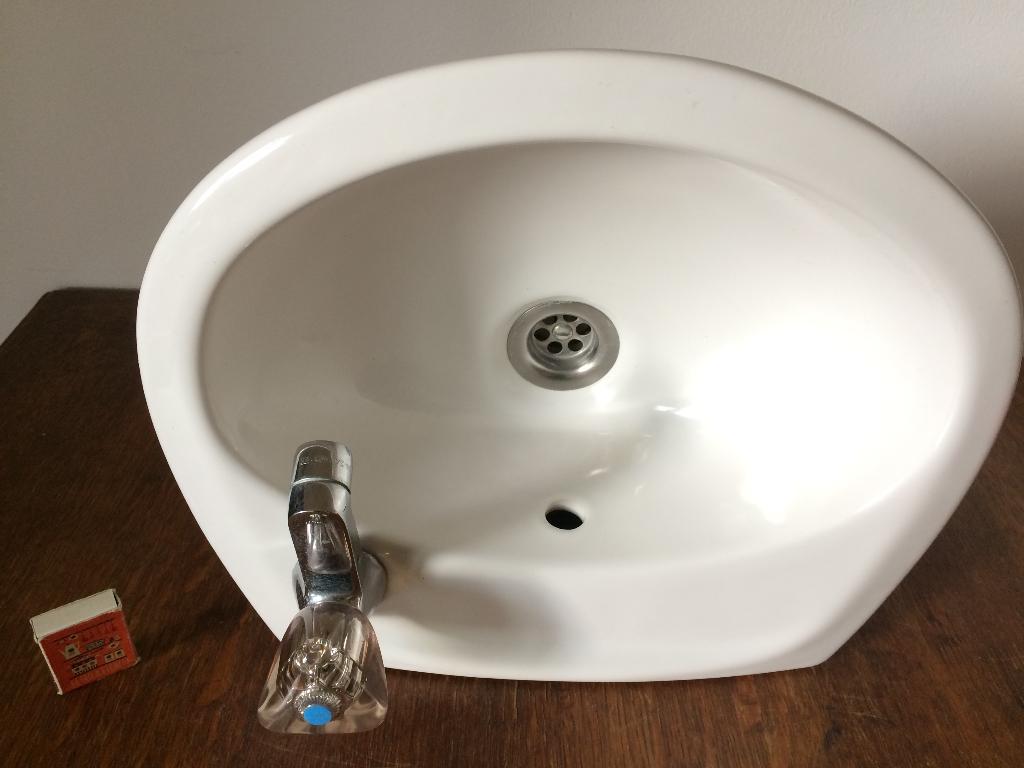 Villeroy & Boch wastafeltje fonteintje + kraantje & afvoer, Doe-het-zelf en Verbouw, Sanitair, Gebruikt, Wastafel, Steen, Ophalen of Verzenden