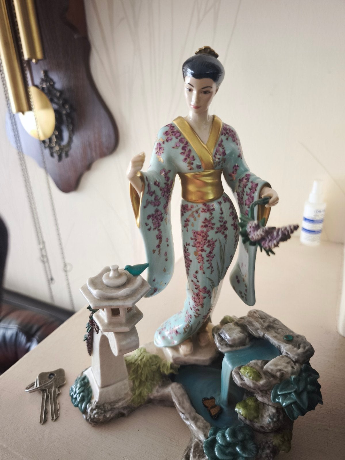 Mariko Manabu Saito Porseleinen Beeldje Japanse Vrouw, Ophalen, Handgemaakt, 20 - 50 cm, Steen of Keramiek