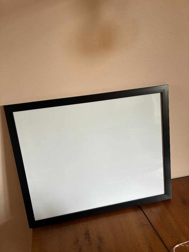 Memobord Wandbord Magneetbord Lijst met 2 haakjes 44x54 cm, Ophalen of Verzenden, Zo goed als nieuw, Magneetbord