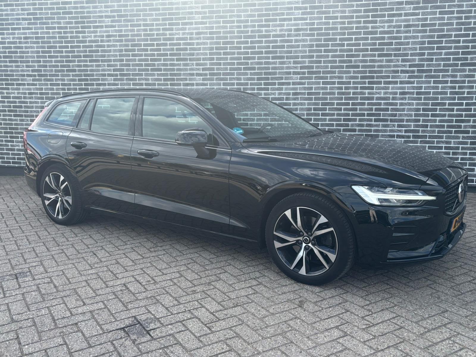 Volvo V60 2.0 B3 Plus Dark | Trekhaak | Achteruitrijcamera |, Euro 6, 4 cilinders, 1634 kg, 93 €/maand
