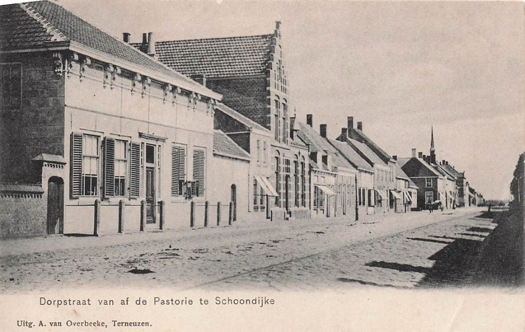 703-129-047 Dorpstraat van af de Pastorie te Schoondijke, Verzenden, Voor 1920, Zeeland
