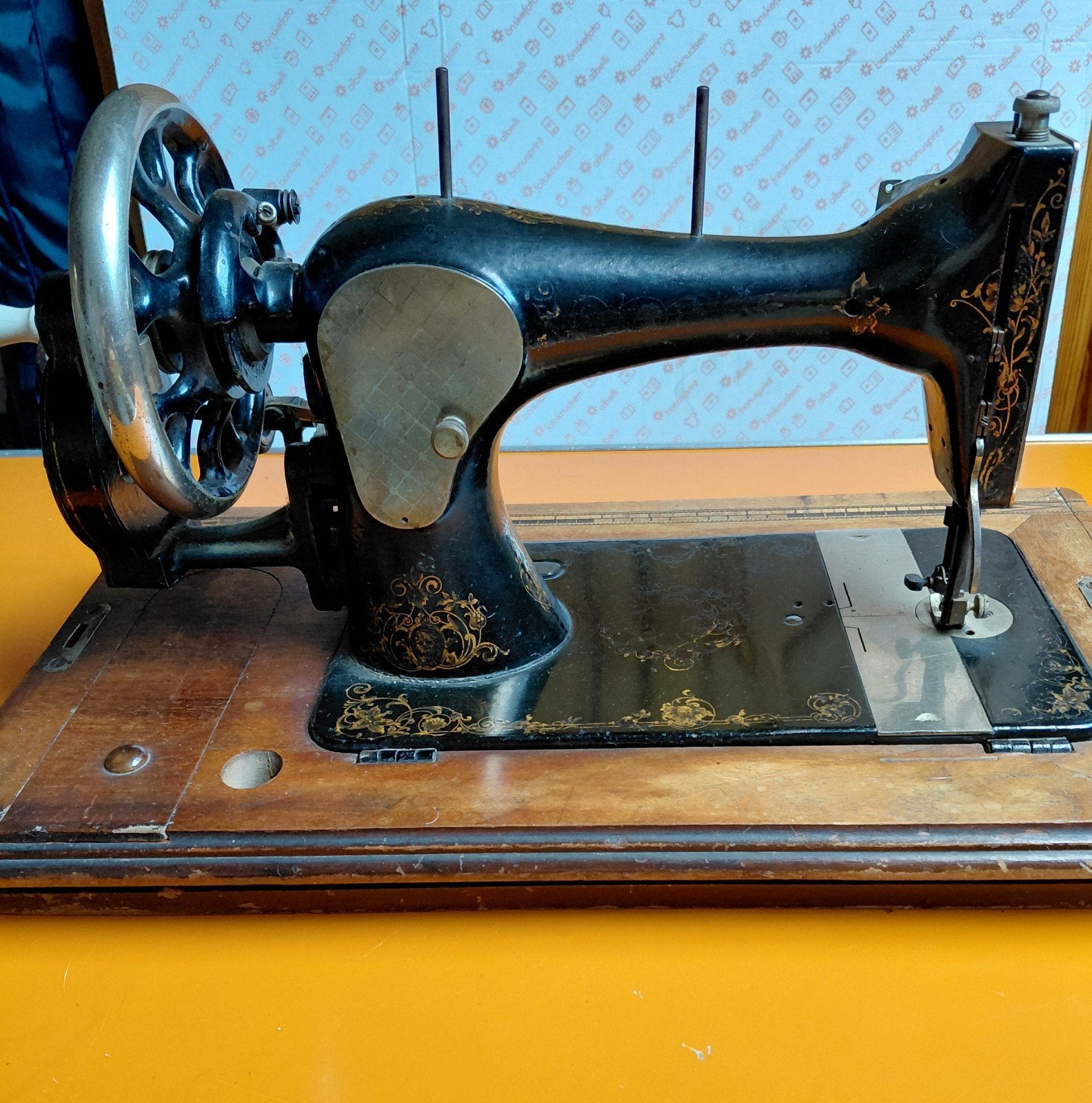 Antieke Naaimachine, Ophalen