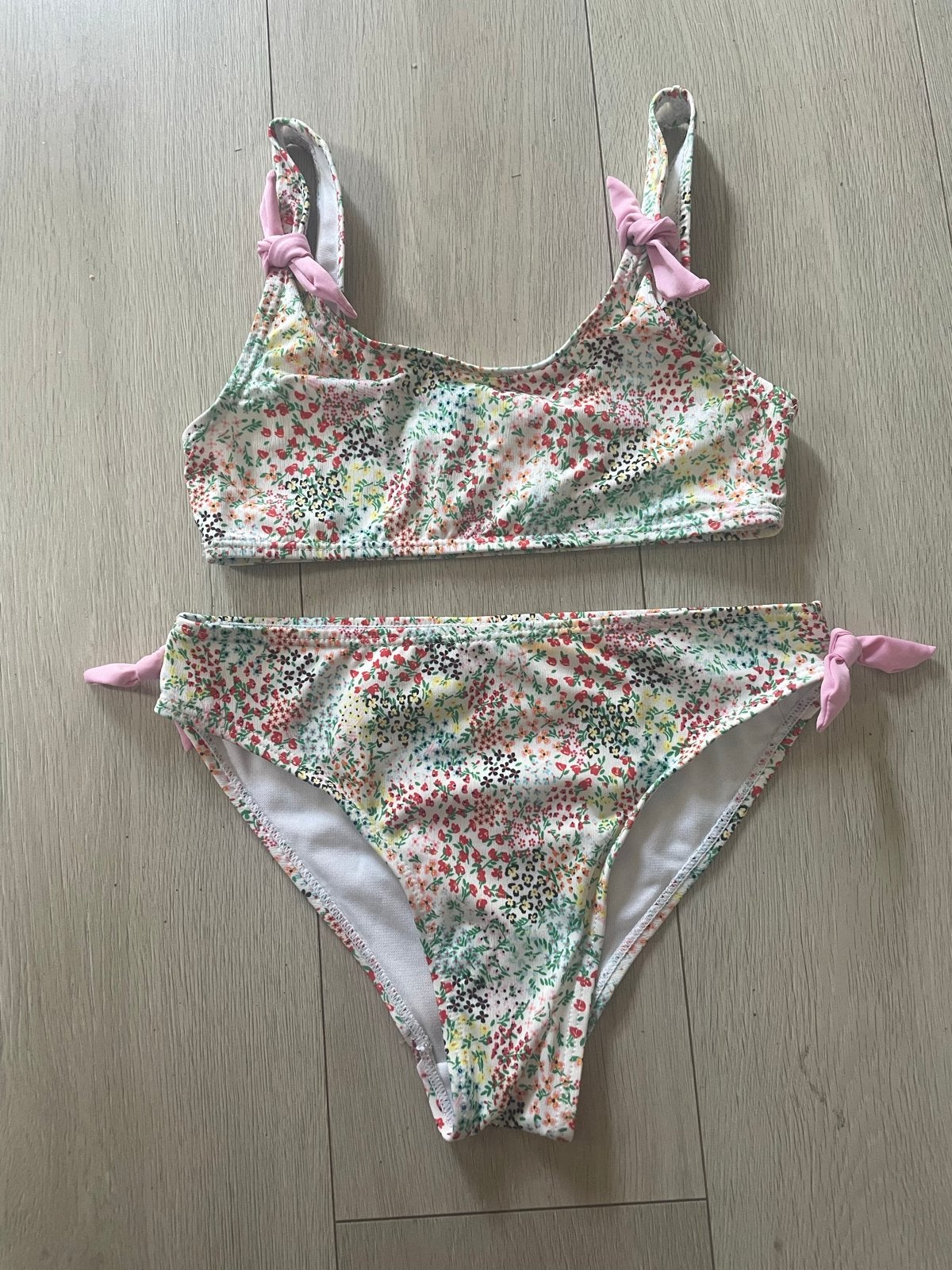 Bloemenprint bikini met roze strikjes, Bikiniset, Meisje, Zo goed als nieuw, Ophalen of Verzenden
