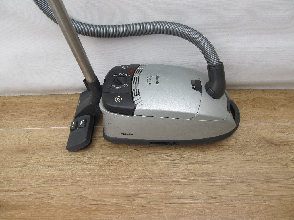 Krachtige 1600 watt Miele stofzuiger, Witgoed en Apparatuur, Gebruikt, Miele, Geschikt voor tapijt, Sledestofzuiger