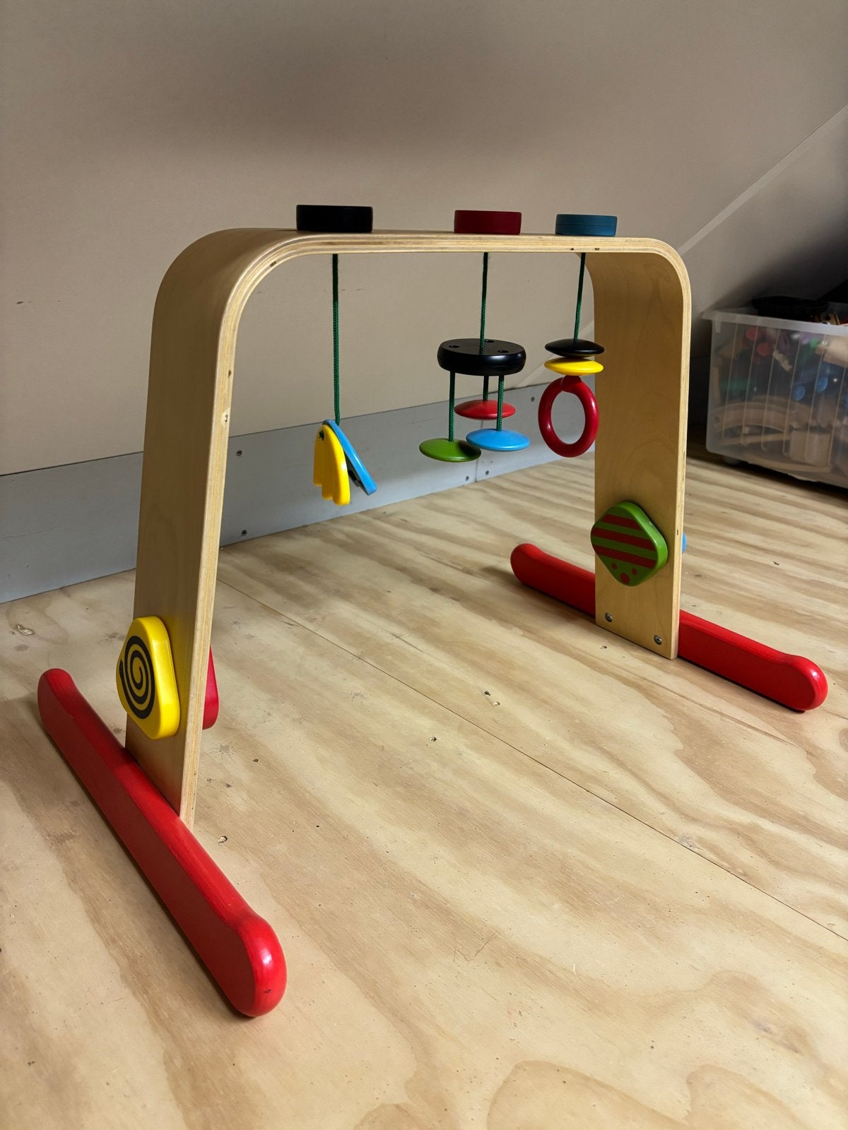 Houten babygym met kleurrijk speelgoed, Kinderen en Baby's, Speelgoed | Babyspeelgoed, Ophalen of Verzenden, Zo goed als nieuw