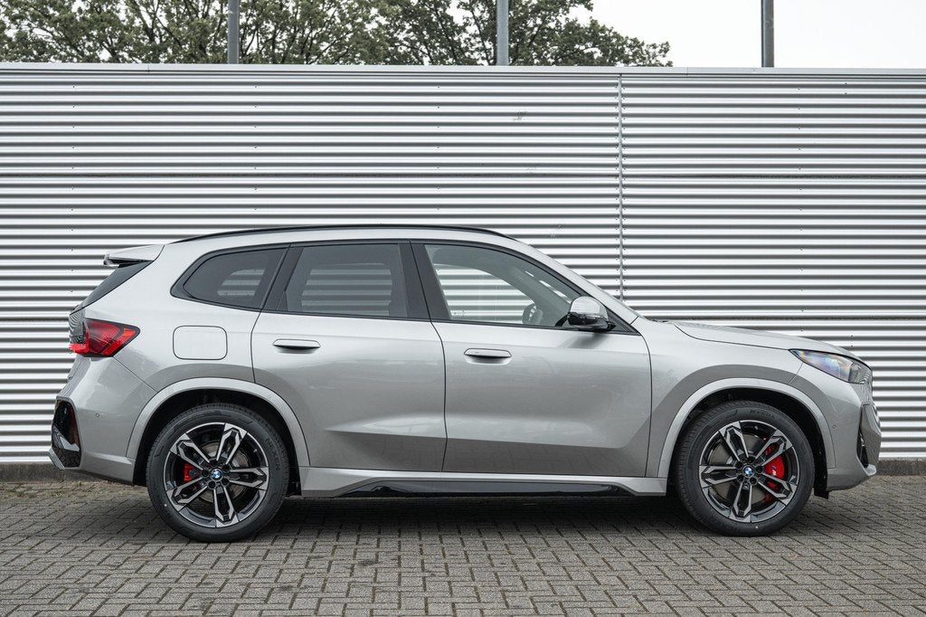 BMW iX1 eDrive20 M Sport / Trekhaak / Panoramadak / Sportsto, Auto's, BMW, Stoelverwarming, Met garantie (alle), 24 min, Origineel Nederlands