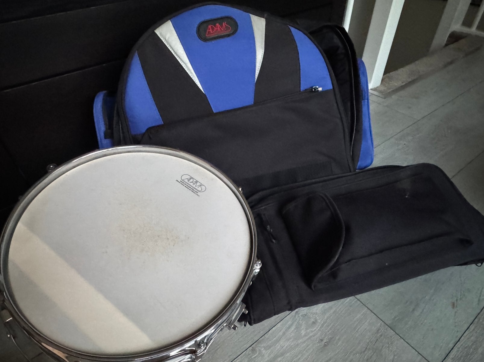 Adams Marching Series kleine trom/snaredrum + beensteun&tas, Muziek en Instrumenten, Drumstellen en Slagwerk, Ophalen of Verzenden