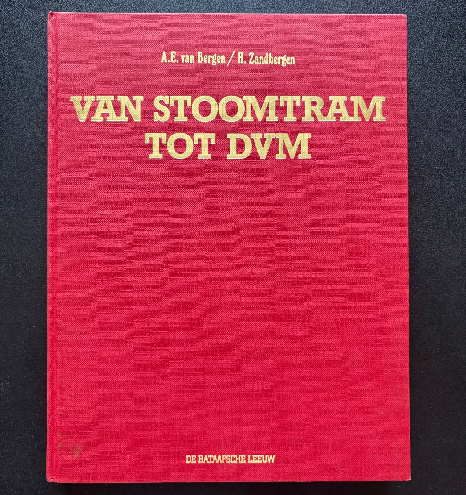 Van stoomtram tot DVM (1985), Verzamelen, Spoorwegen en Tramwegen, Ophalen of Verzenden, Zo goed als nieuw, Tram, Boek of Tijdschrift