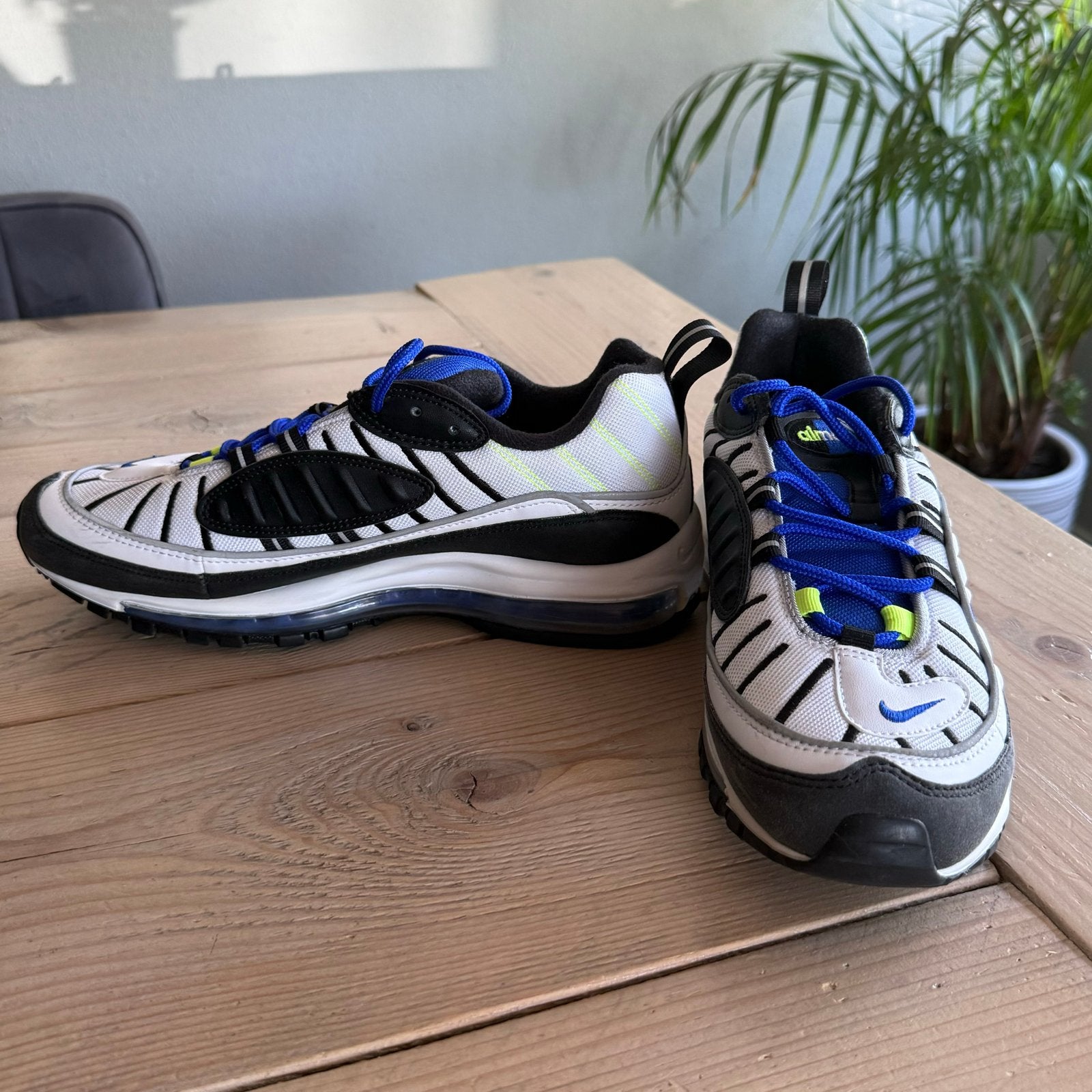 Nike Air Max 98 - Wit/Zwart/Blauw, Kleding | Heren, Schoenen, Ophalen of Verzenden, Zo goed als nieuw, Wit, Sneakers of Gympen