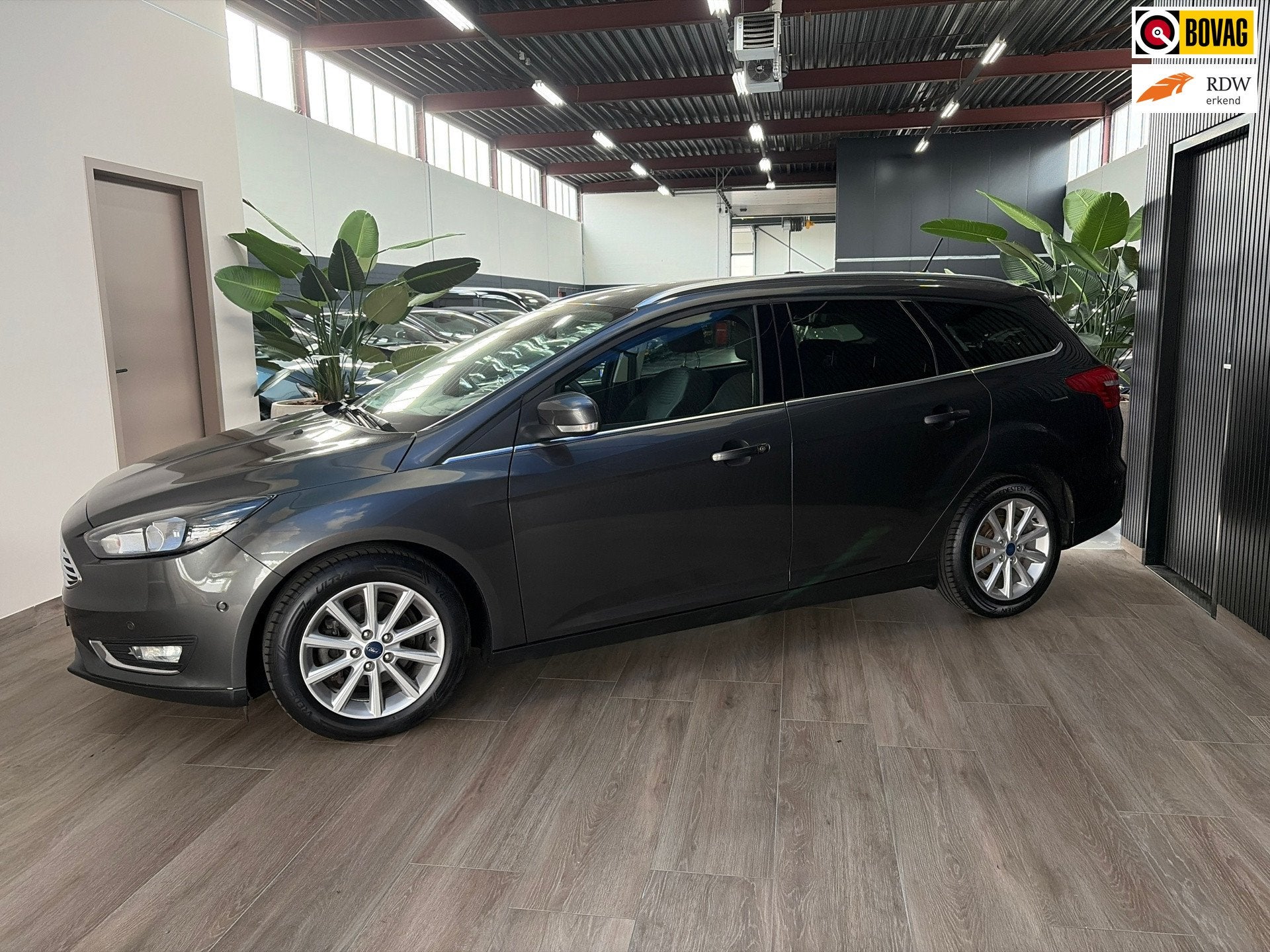 Ford Focus Wagon Titanium, volle uitvoering met nieuwe motor, Gebruikt, Handgeschakeld, 1216 kg, Parkeerassistent
