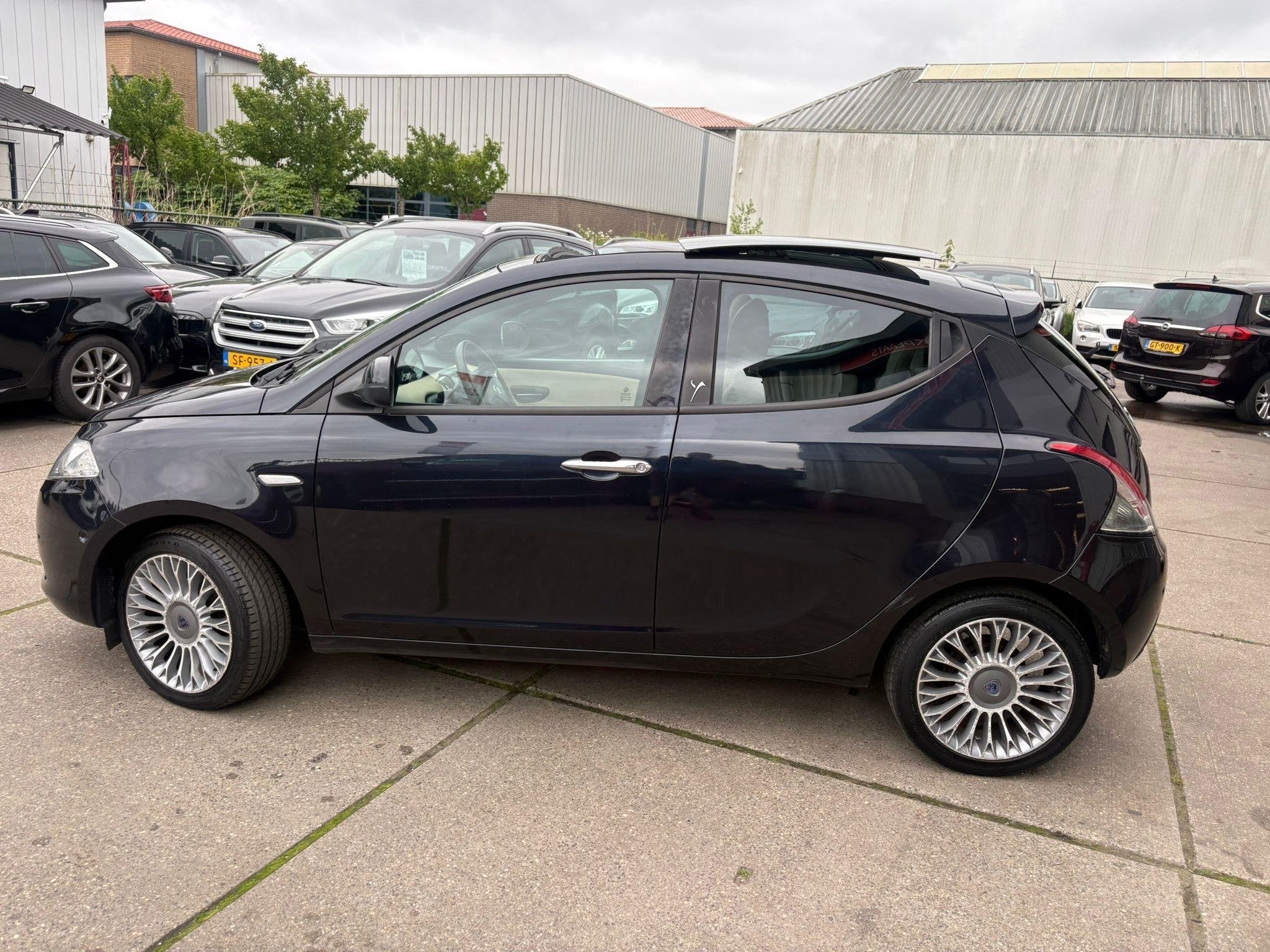 Lancia Ypsilon 0.9 TwinAir Platinum Airco, cruise, pano, pdc, Voorwielaandrijving, Euro 5, 86 pk, Gebruikt