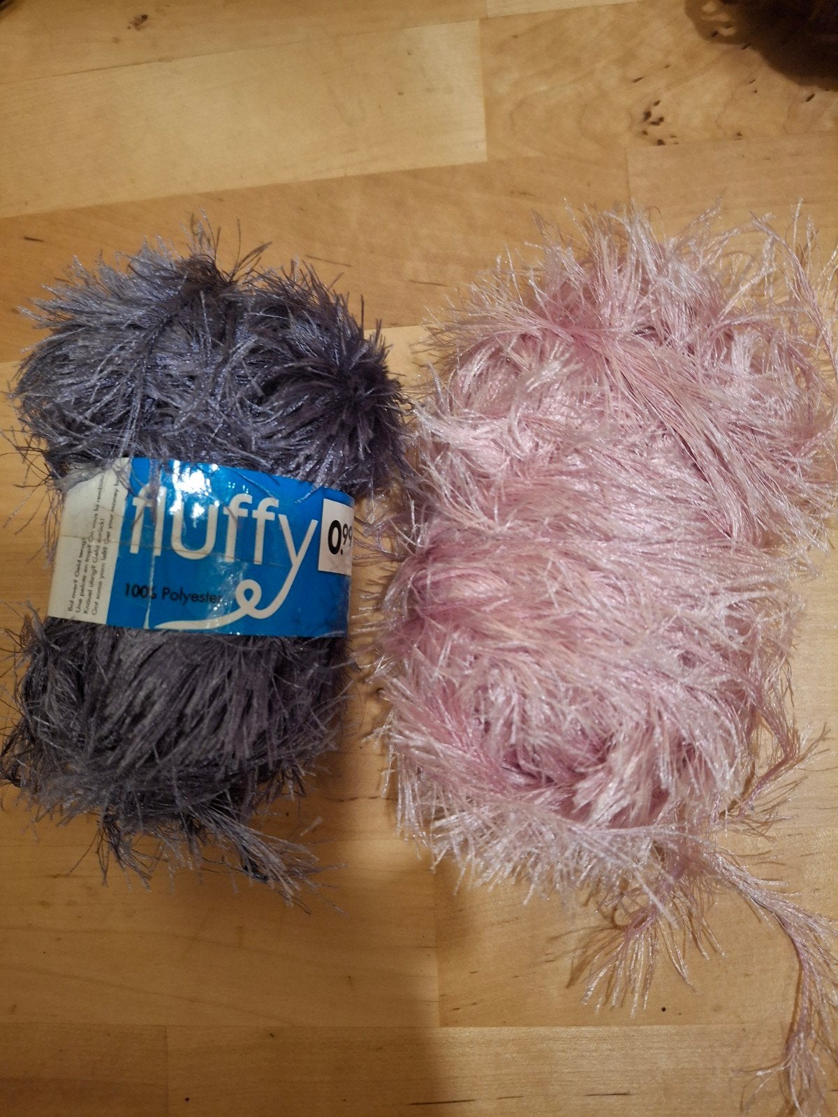 2 bollen speciale breigaren,  merk fluffy. Grijs en roze, Ophalen of Verzenden, Nieuw, Breien, Wol of Garen