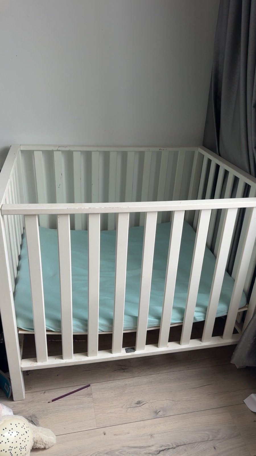 Wit houten ledikantje voor baby of peuter met goed matras, Ophalen of Verzenden, Gebruikt, Ledikant