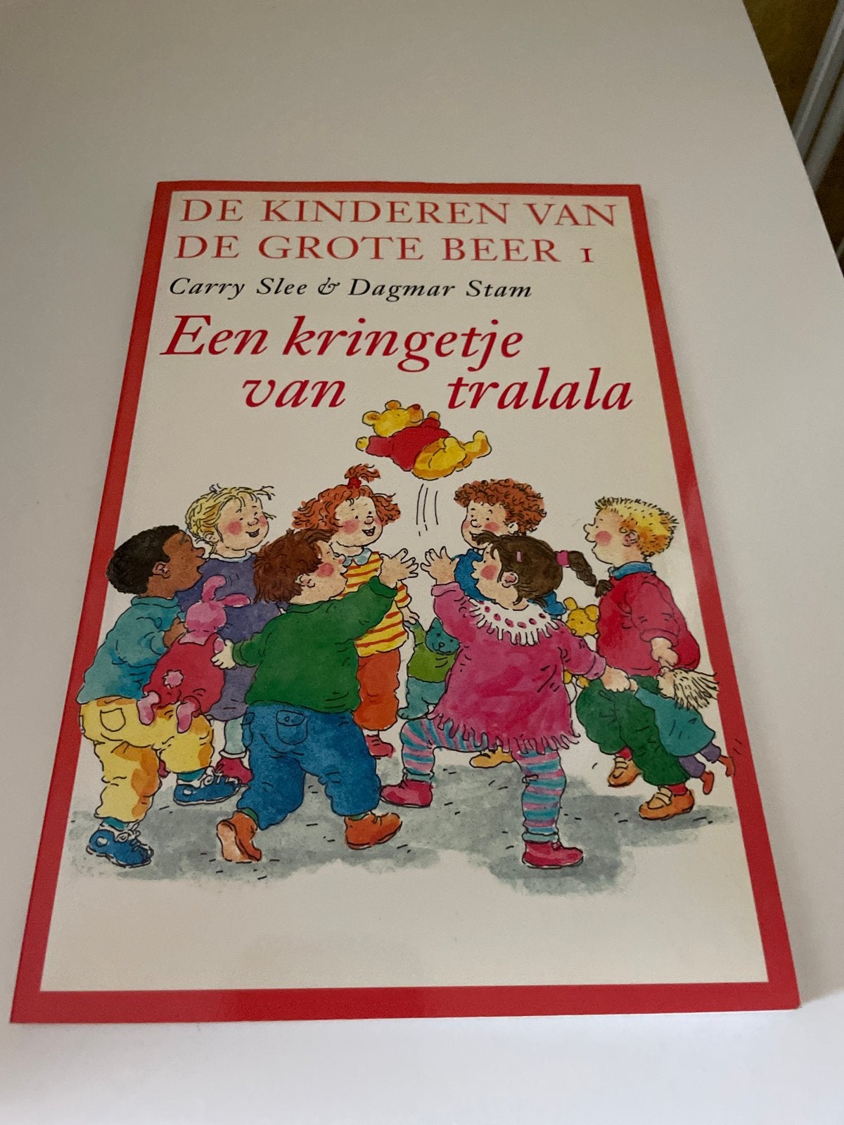 De Kinderen van de Grote Beer - Een kringetje van tralala, Boeken, Ophalen of Verzenden, Gelezen, Fictie algemeen