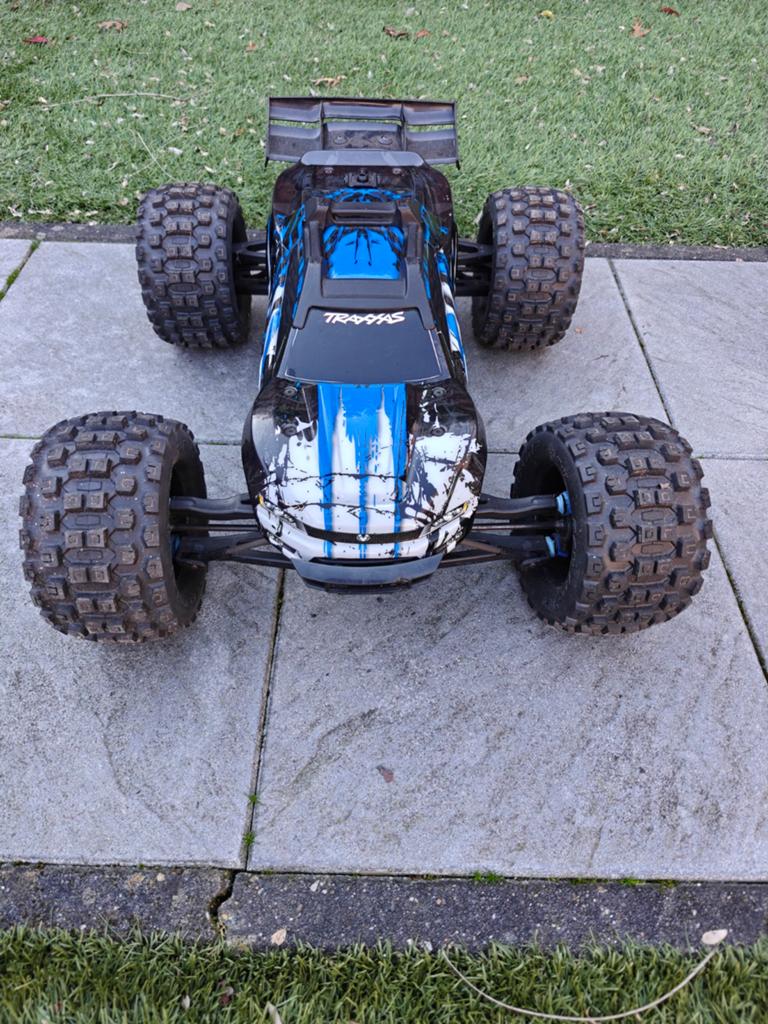 Traxxas E-Revo VXL 2.0 - Complete set met 2 accu's en lader, Hobby en Vrije tijd, Modelbouw | Radiografisch | Auto's, Gebruikt