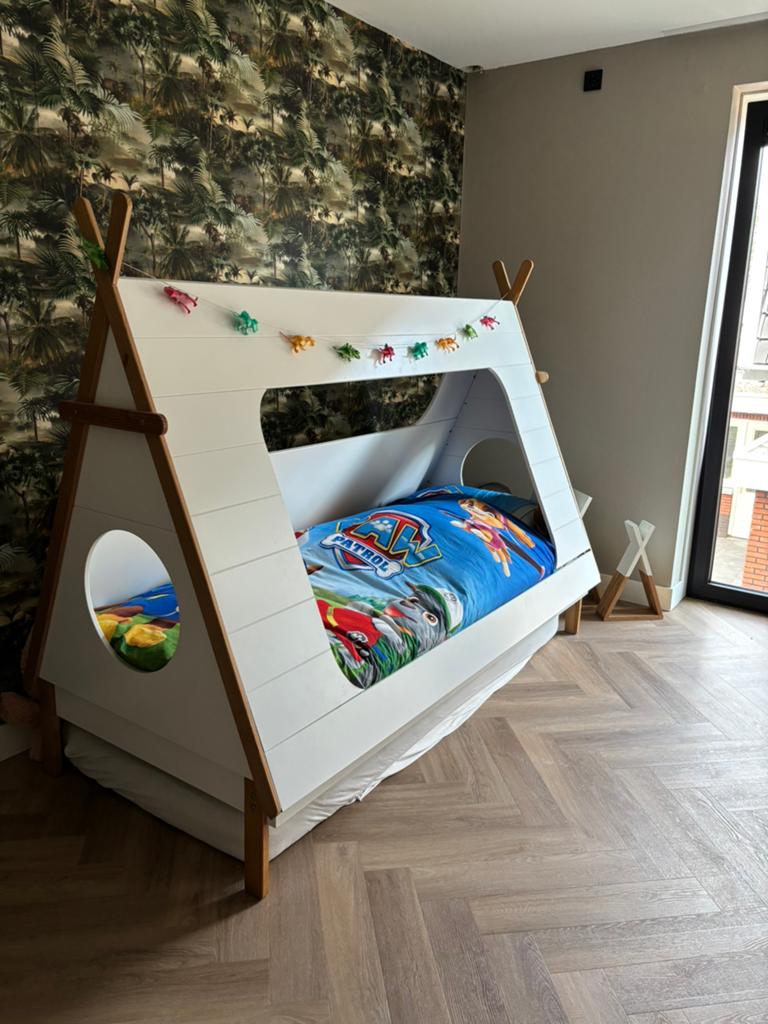 Tipi bed voor kinderen - Wit met houten accenten, Ophalen, 70 tot 85 cm, Zo goed als nieuw, Matras