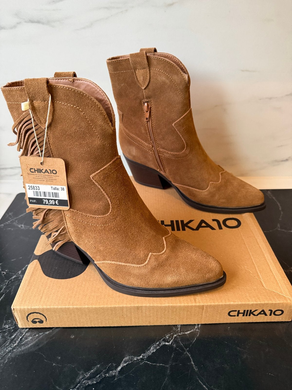 Nieuwe suède Chika10 laarsjes met franjes - maat 38, Kleding | Dames, Bruin, Lage of Enkellaarzen, Nieuw, Ophalen of Verzenden