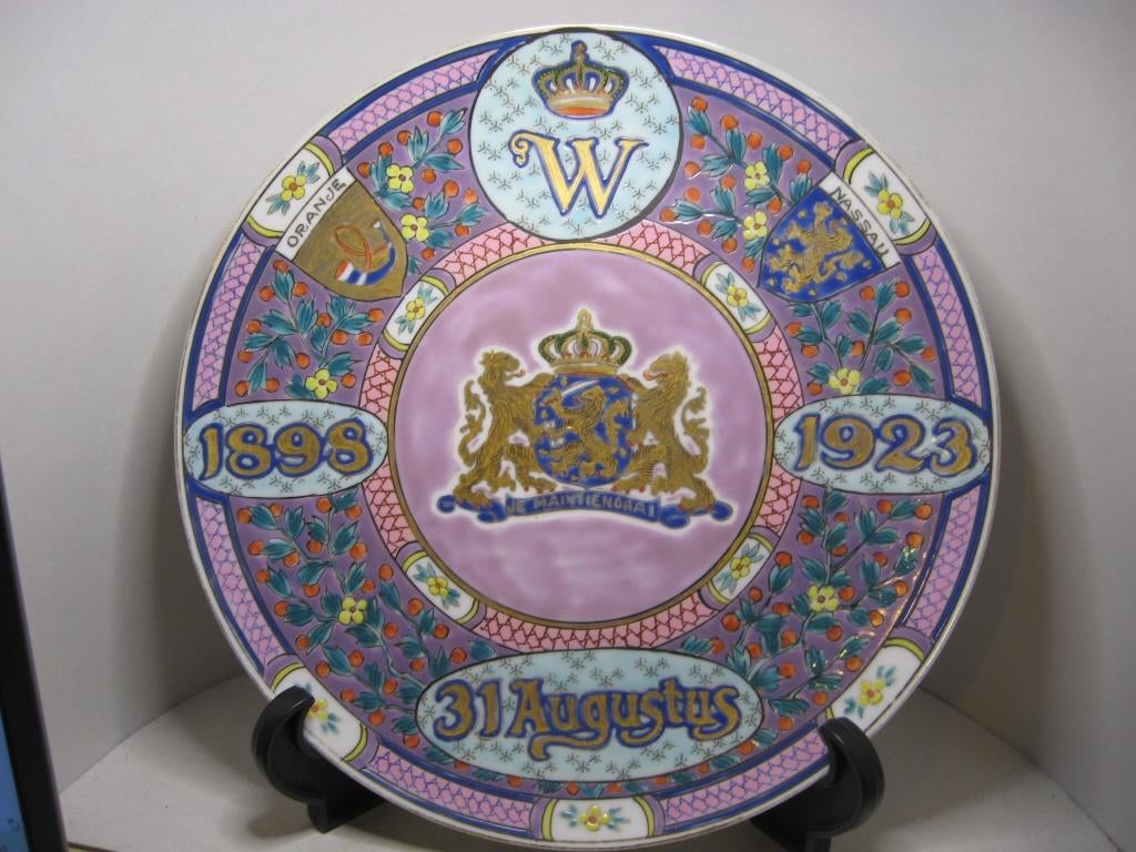 Sierbord Wilhelmina jubileum 1898/ 1923 (d=23,5 cm), Ophalen of Verzenden, Zo goed als nieuw, Nederland, Overige typen
