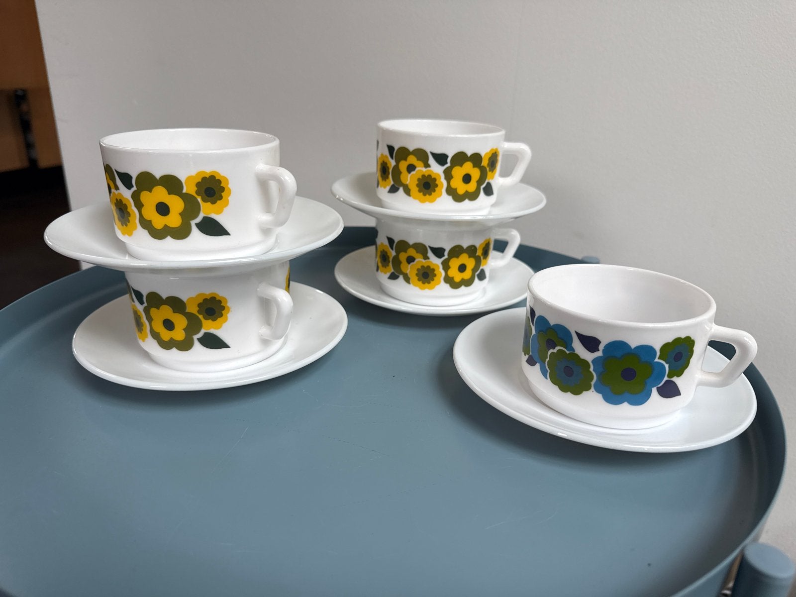 Vintage kop en schotel set met bloemmotief Arcopal, Ophalen of Verzenden, Glas, Overige stijlen, Kop(pen) en/of Schotel(s)