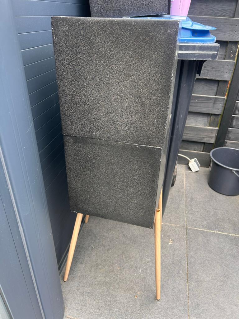 Zwarte speaker op houten poten per stuk, Audio, Tv en Foto, Luidsprekers, Ophalen of Verzenden, Gebruikt, Minder dan 60 watt, Overige merken