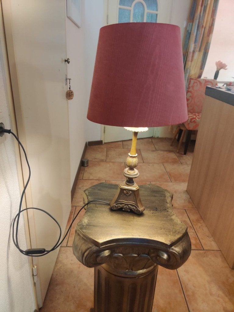 Klassieke bronzen tafellamp met rode kap – H49 cm, Huis en Inrichting, Lampen | Tafellampen, Ophalen