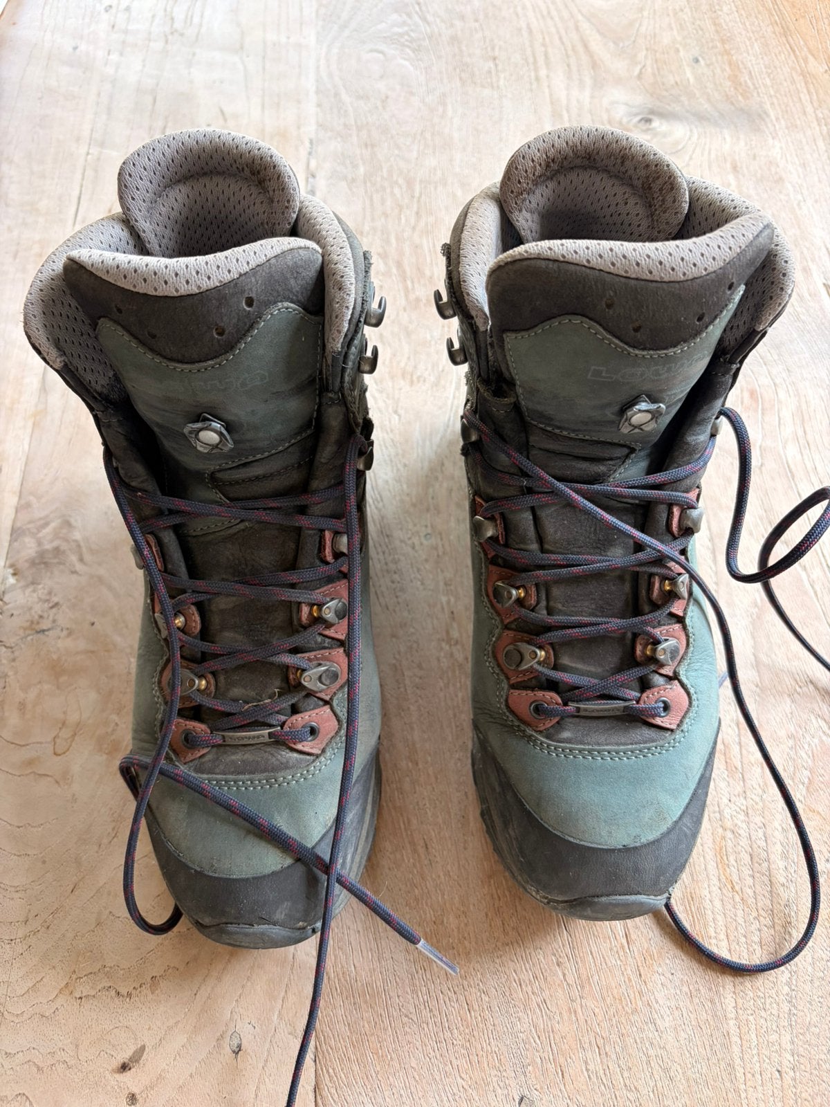 Bergschoenen dames merk lowa maat 40, Ophalen of Verzenden, Zo goed als nieuw, Schoenen
