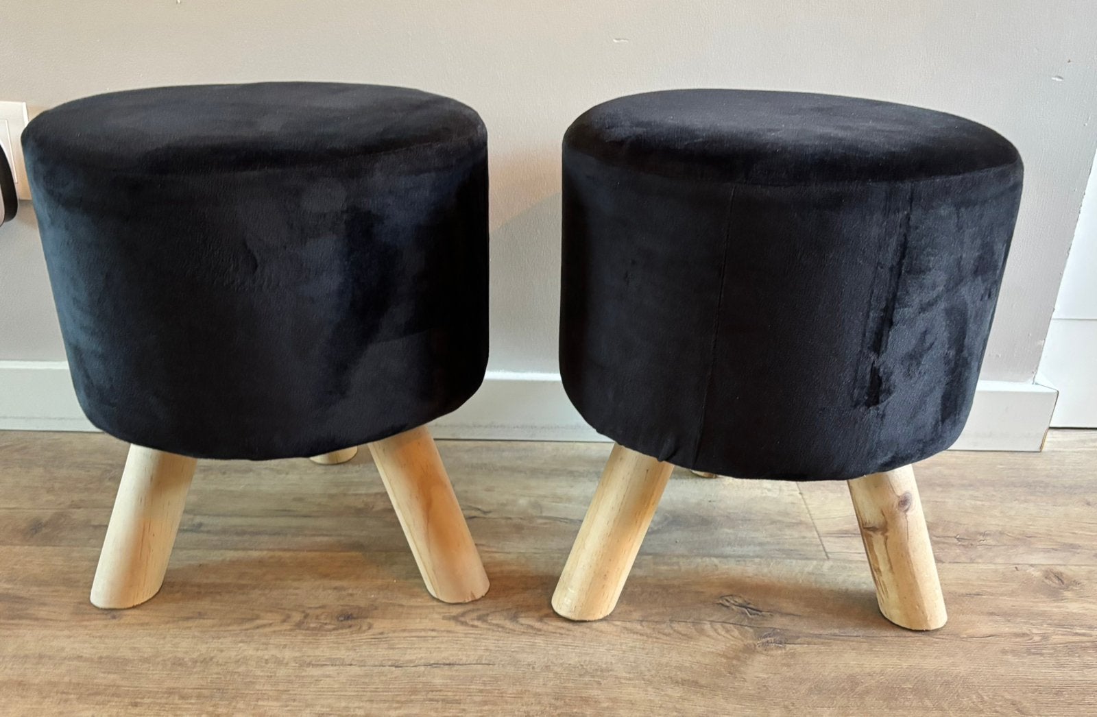 Krukjes – 2 stuks – zwart velvet/houtkleur, Ophalen, Minder dan 50 cm, Rond, Minder dan 50 cm