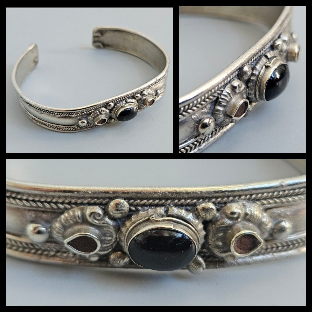 antiek Tibetaanse manchetarmband met onyx bezet, Ophalen of Verzenden, Overige materialen, Armband, Met edelsteen