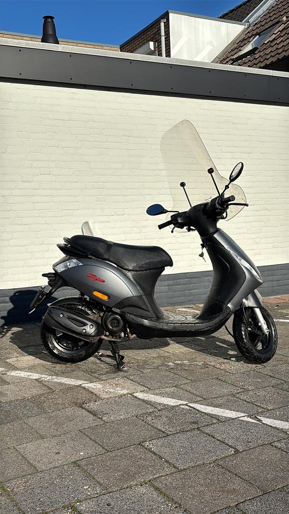 Piaggio Zip I-GET 4t 25km in originele staat zeer mooi, Fietsen en Brommers, Ophalen, Zip, Zo goed als nieuw, Benzine