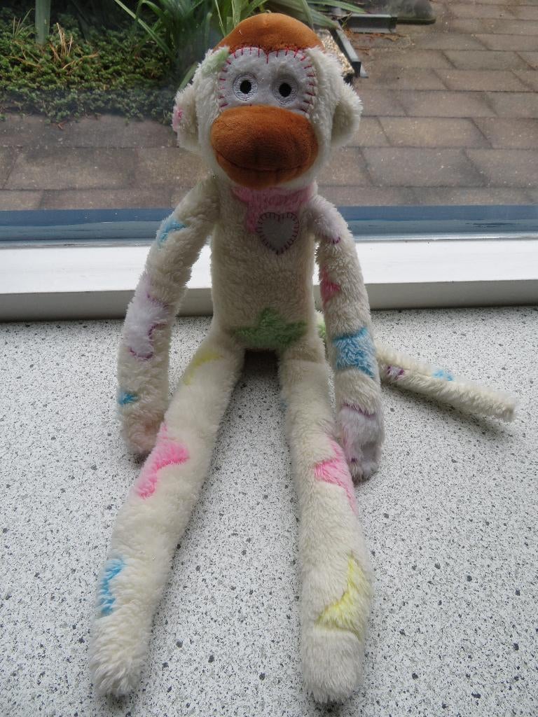 Aap wit velours met pastelkleurige sterren bruine snoet, Ophalen of Verzenden, Zo goed als nieuw, Middelgroot (20 tot 80 cm), Meerkleurig