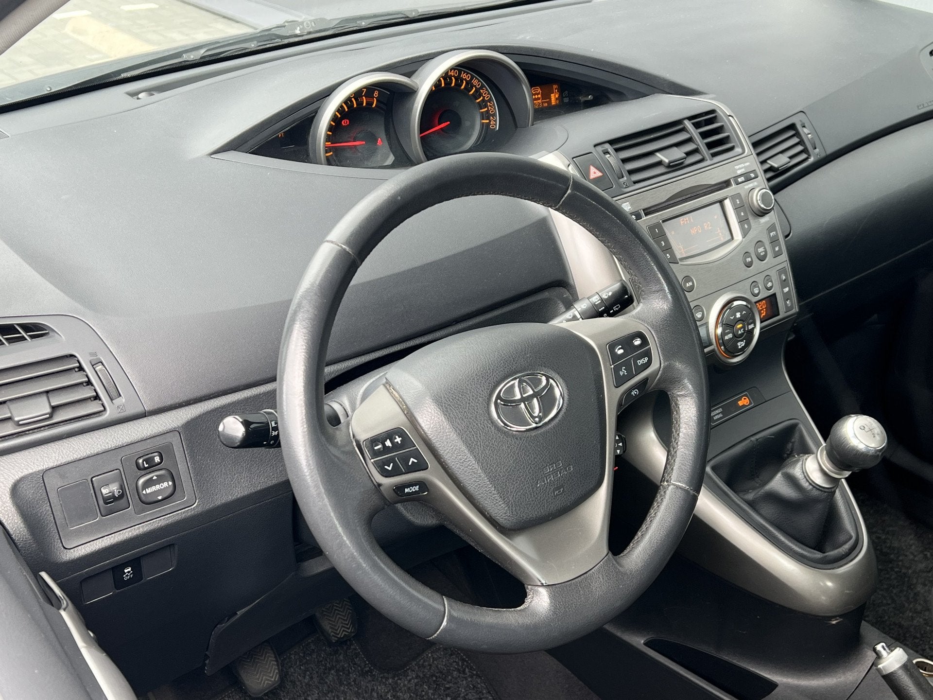 Toyota Verso 1.8 VVT-i Aspiration | RIJKLAAR | Cruise | Trek, Auto's, Voorwielaandrijving, Gebruikt, Zwart, 4 cilinders