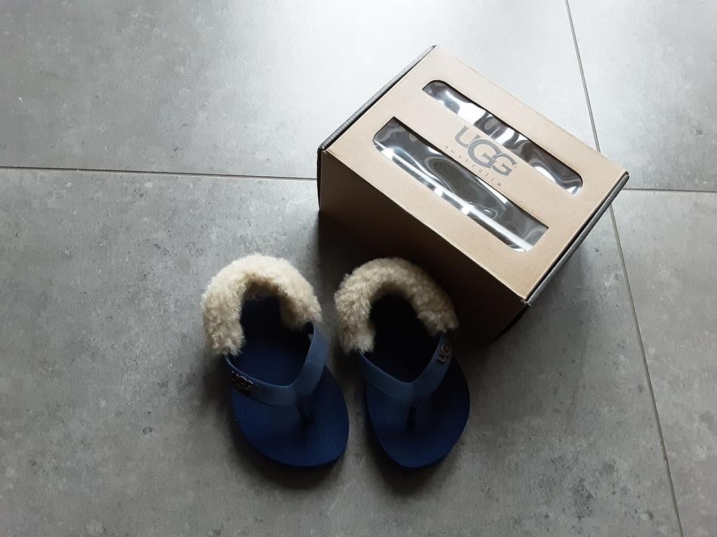 Uggs teenslippers 6/7 18 tot 24 maanden maat L, Ophalen of Verzenden, Zo goed als nieuw, Jongetje of Meisje, Schoentjes