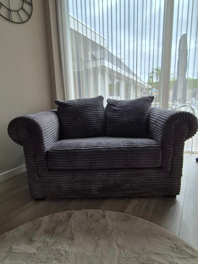 Comfortabele grijze love seat 150 breed 110 diep van ribstof, Huis en Inrichting, Modern, Comfortabel, Gebruikt, 150 tot 200 cm