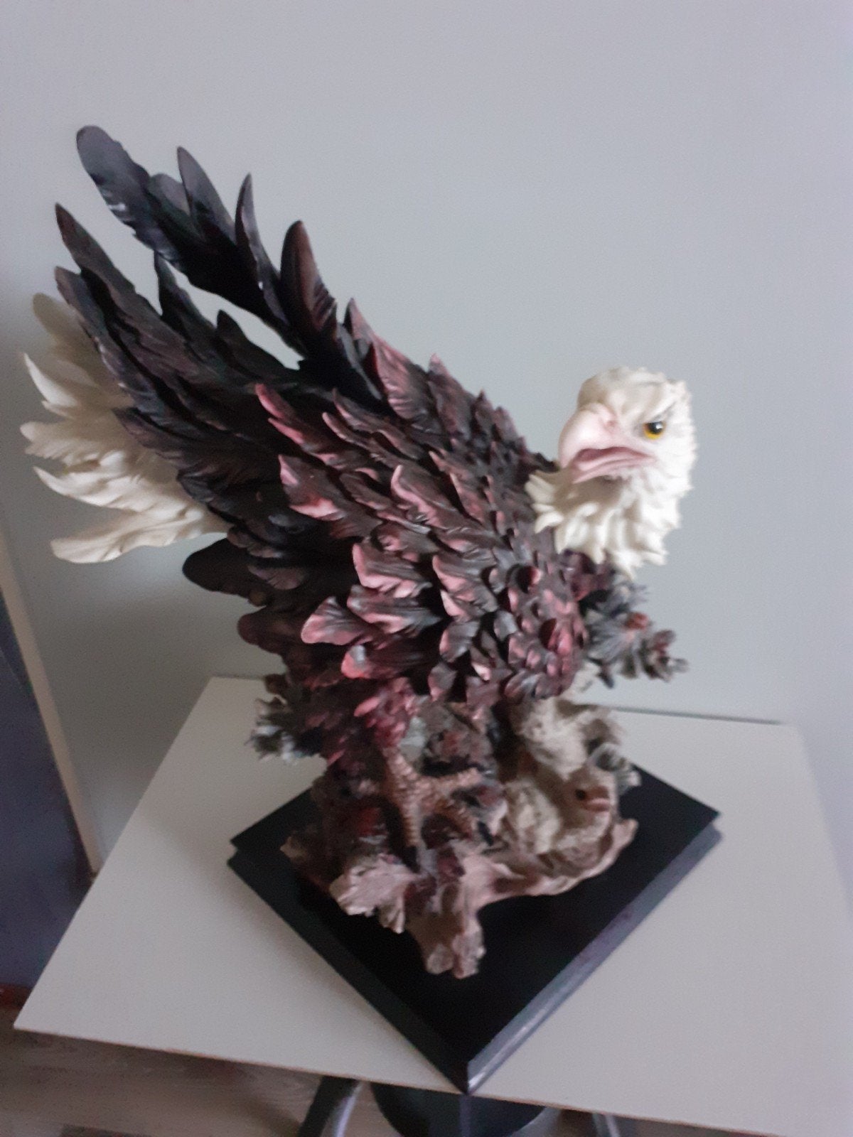 Groot Arend Beeld met Jonge Steen op Houten Voet, Ophalen, 20 - 50 cm, Beeld, Vogel