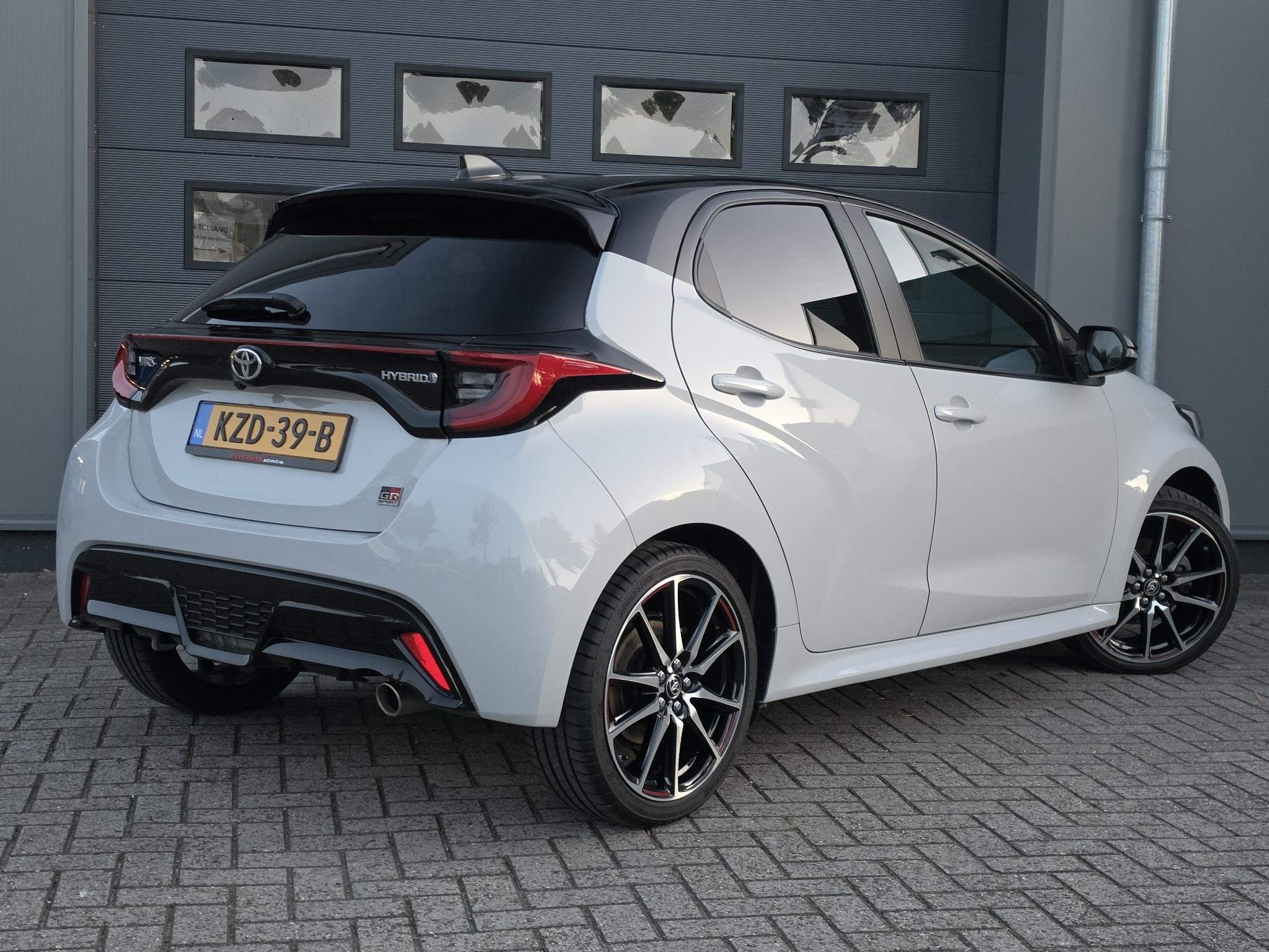 Toyota Yaris 1.5 Hybrid GR Sport JBL, Auto's, Dealer onderhouden, 450 kg, Gebruikt, Euro 6