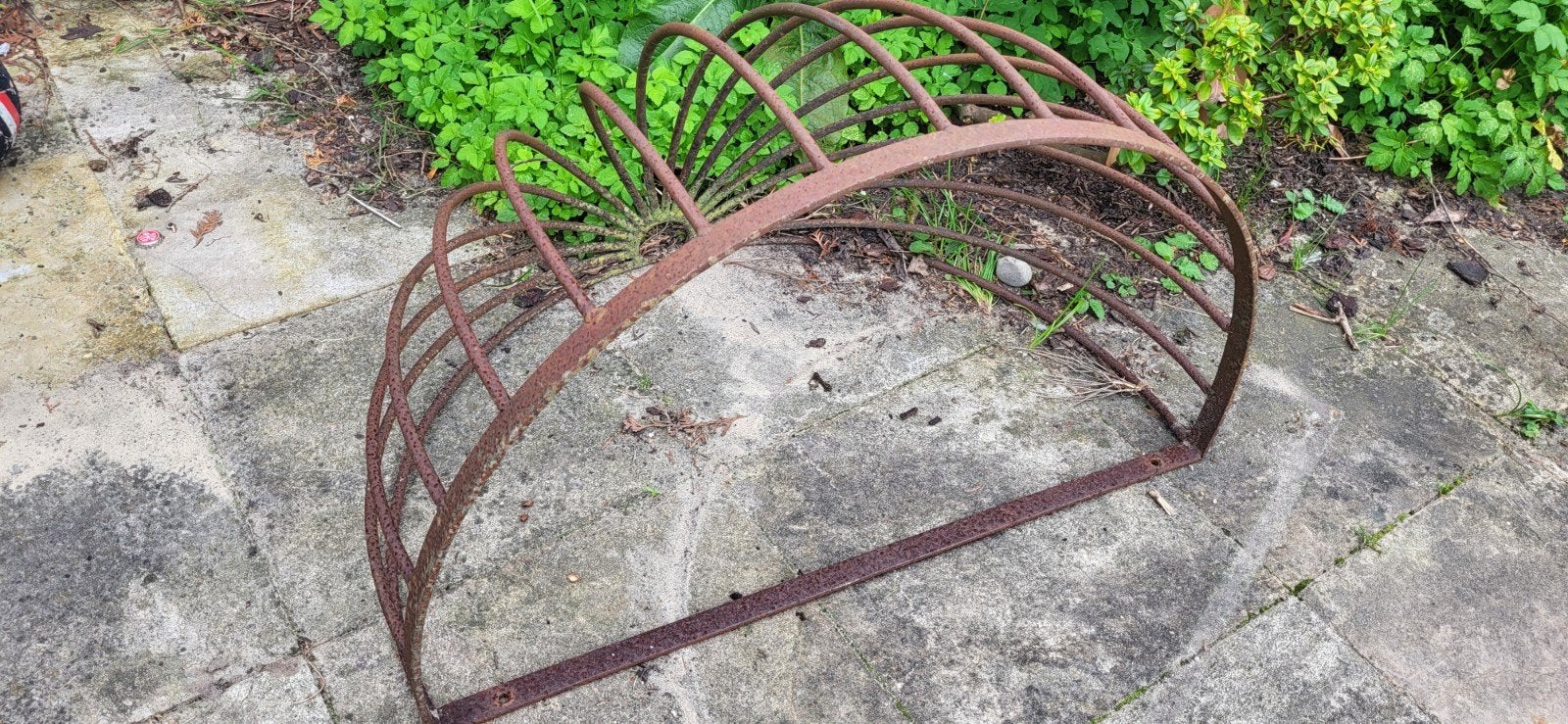 Oude stevige ijzeren hooiruif / wandruif uit een stal., Ophalen