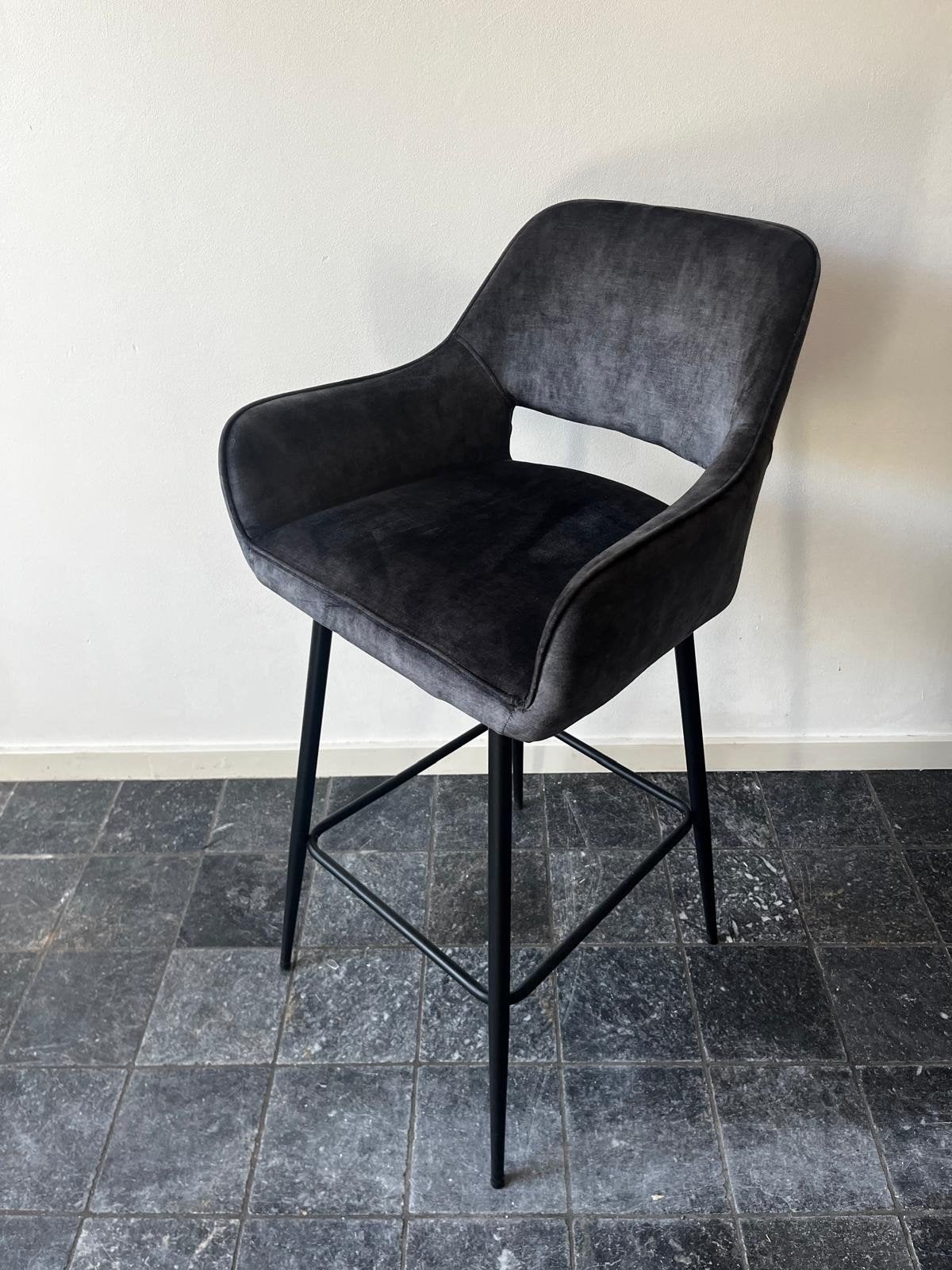 Set van 4 donkergrijze fluwelen barkrukken met rugleuning, Huis en Inrichting, Ophalen, Met voetsteun, 60 tot 90 cm, Zo goed als nieuw