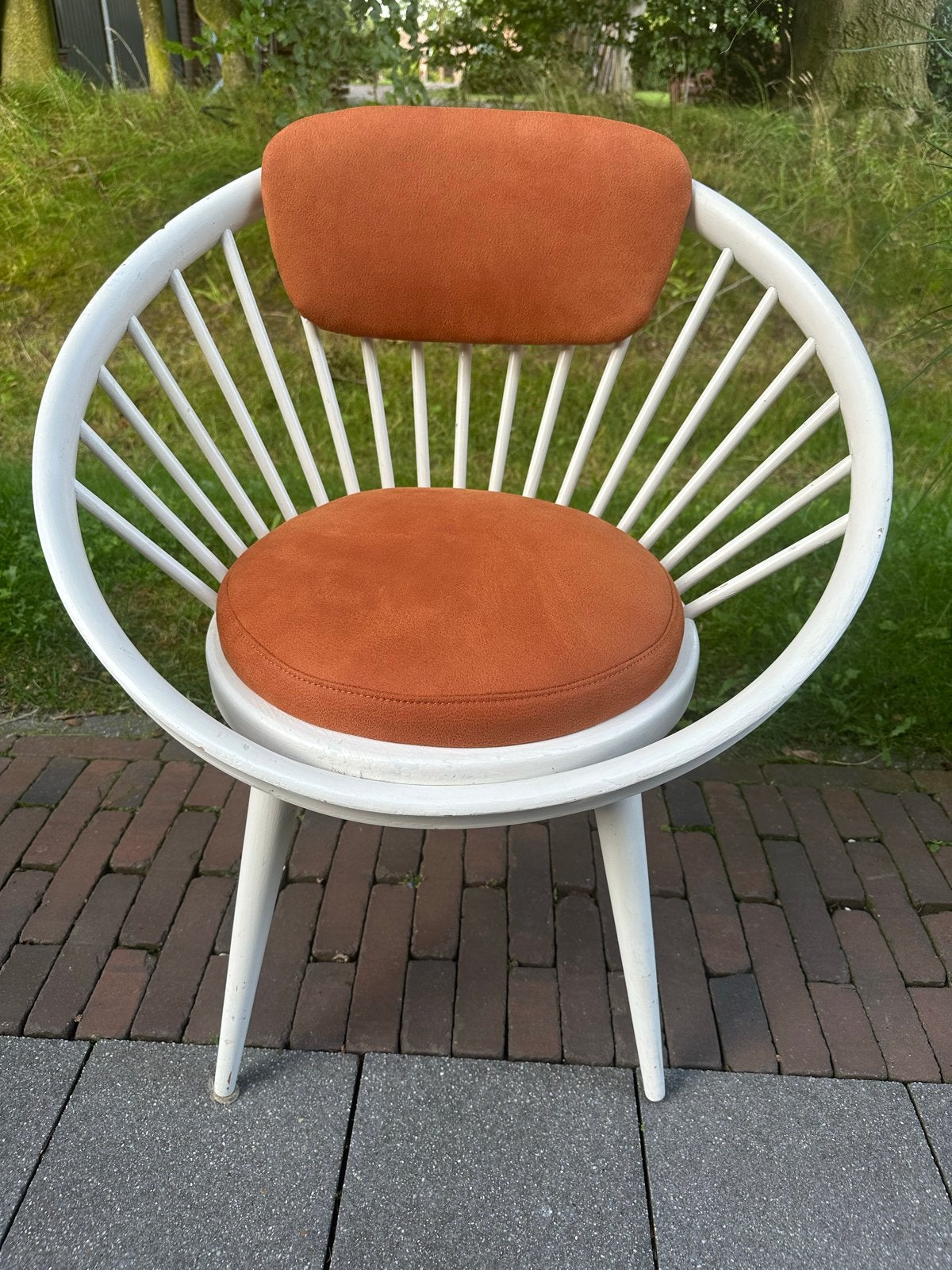 Vintage Witte Spijlenstoel met Oranje Kussens, Antiek en Kunst, Ophalen