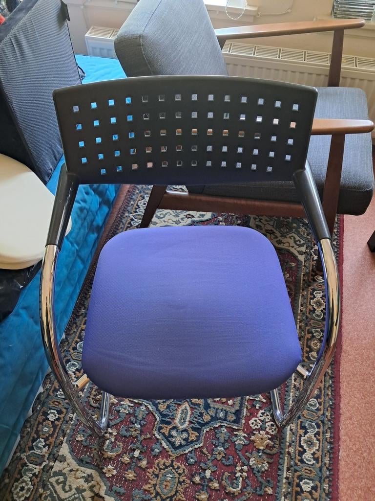 Comfortabele paarse stoel met metalen frame, Huis en Inrichting, Stoelen, Ophalen, Gebruikt, Overige kleuren, Stof