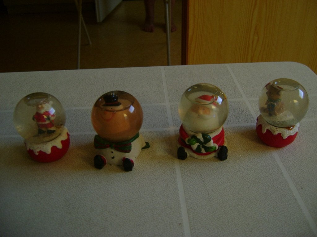 4 kerst glitter sneeuw schud ballen van 6cm hoog, Ophalen of Verzenden, Gebruikt