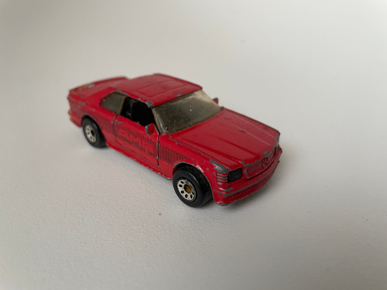 model Mercedes Benz MB 500 SEC rood Matchbox 1/50 bespeeld, Ophalen of Verzenden, Gebruikt, Auto, Matchbox