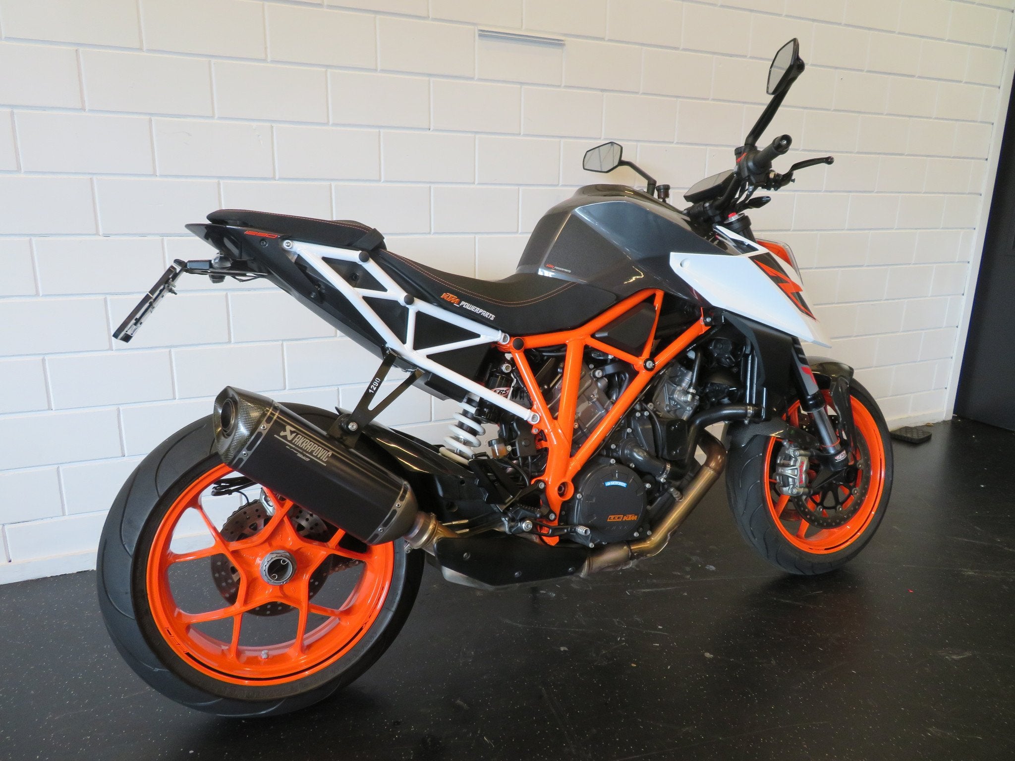 KTM KTM 1290 SUPER DUKE 1290R AKRA! (bj 2017), Motoren, 1290 cc, Naked bike, Gebruikt, Bedrijf