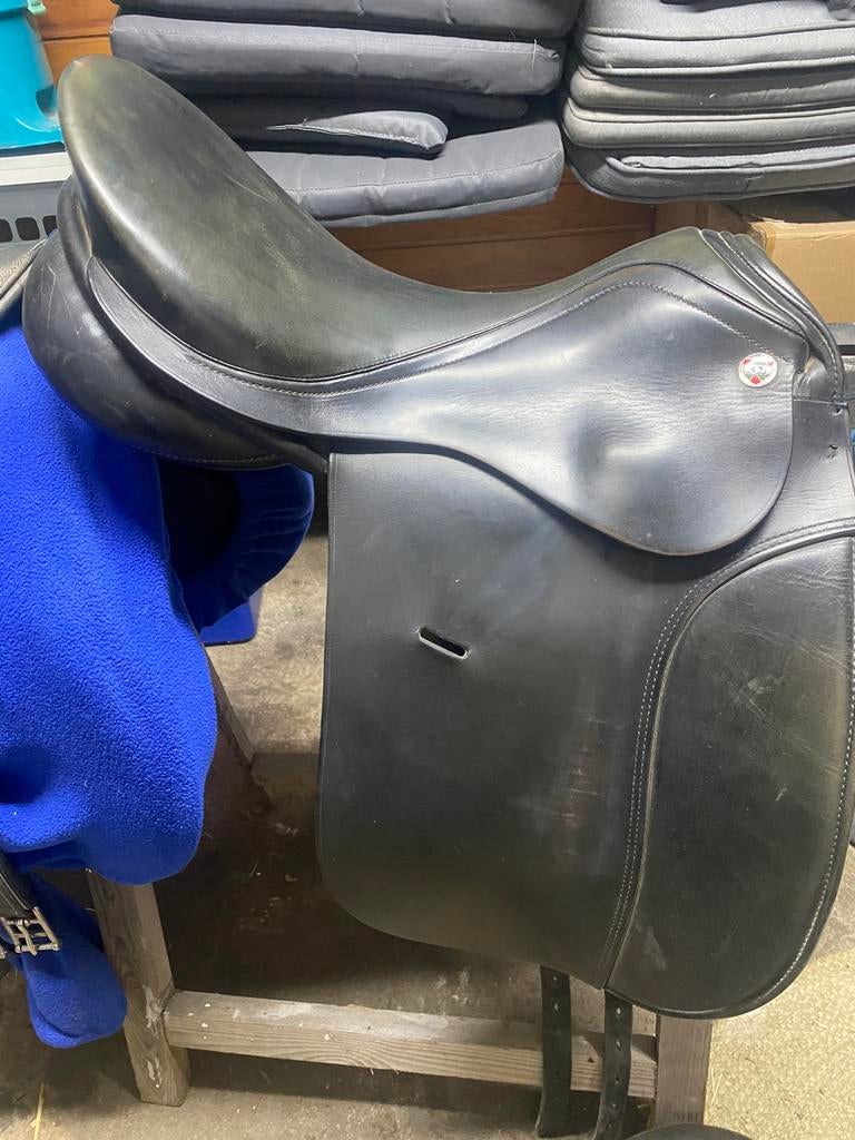 2 oude dressuur KN zadels, Dieren en Toebehoren, Ophalen, Dressuur
