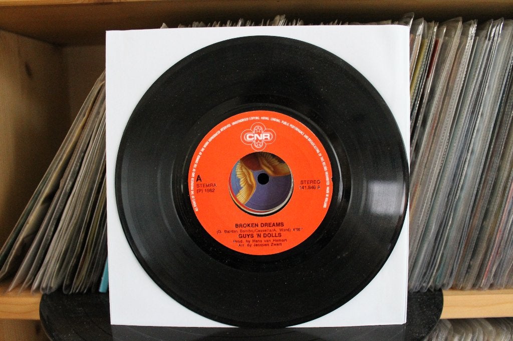7" Single Guys 'n' Dolls - Broken Dreams / Don't Dance Alone, Gebruikt, 7 inch, Ophalen of Verzenden, Pop
