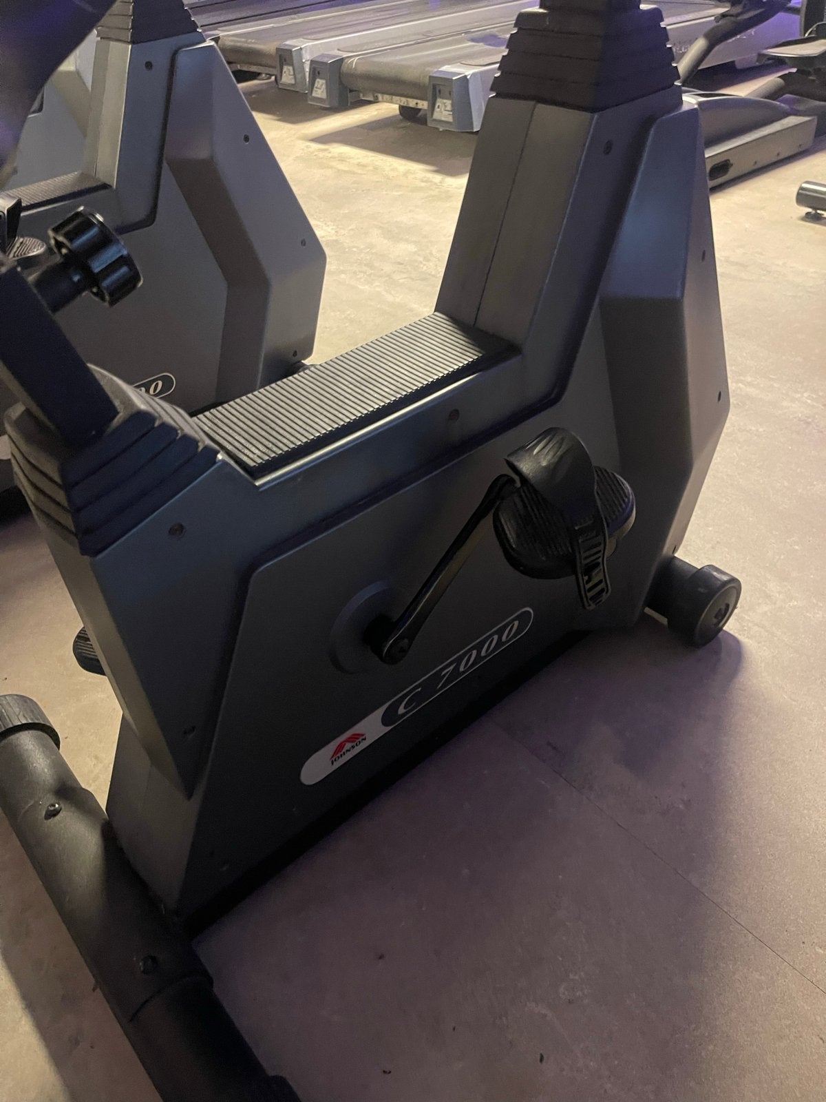Diverse fitnessapparatuur: hometrainer, crosstrainer, stepap